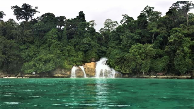 Air Terjun Kiti-Kiti: Keindahan Alam Papua Barat yang Menyatu dengan Laut